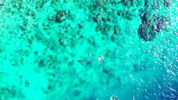 Turistas Snorkeling Mar Azul Turquesa Com Barco Perto Fundo Natural — Vídeo de Stock