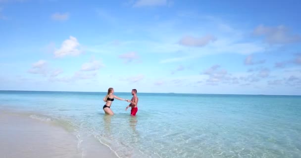 熱帯の島でリラックスして休暇を楽しむ2人の若い恋人のビデオ — ストック動画