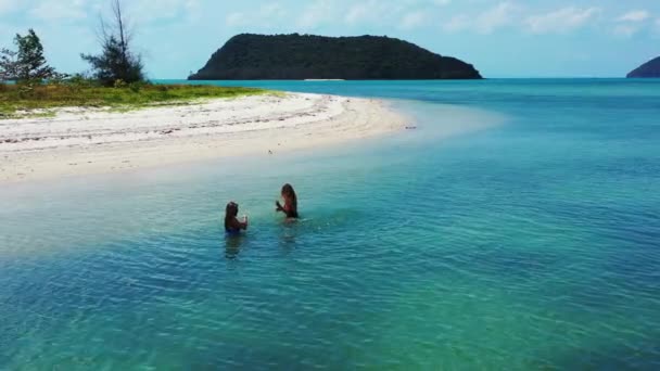 Dos Hermosas Chicas Jugando Agua Playa — Vídeo de stock