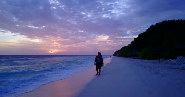 日落时走在沙滩上的女人的轮廓 — 图库视频影像