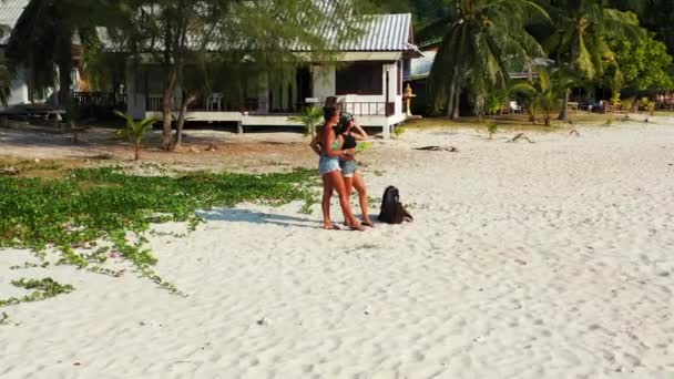 Twee Jonge Vriendinnen Die Aan Zandige Zeekust Staan Met Bagage — Stockvideo