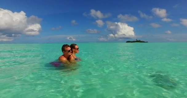 Ευτυχισμένο Ζευγάρι Χαλαρώνει Στην Τροπική Παραλία Της Κούβας Ταξιδιωτική Έννοια — Αρχείο Βίντεο
