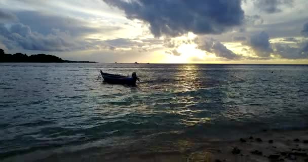 日没の空と海岸線でのモーターボート モルディブの夏の風景 — ストック動画