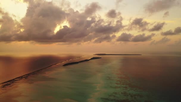 Čas západu slunce u moře. Bahamská idylická scéna, Karibik. 