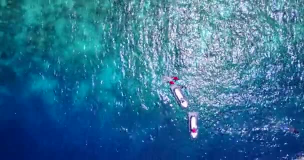 Turister Simmar Och Snorklar Transparent Vatten Njuter Tropisk Semester Bali — Stockvideo