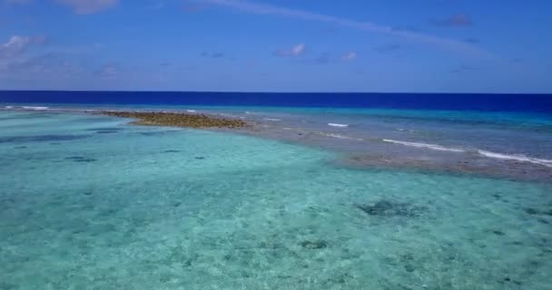 ターコイズブルーの海の素晴らしい島の空中ビュー モルディブ 南アジアの休暇 — ストック動画