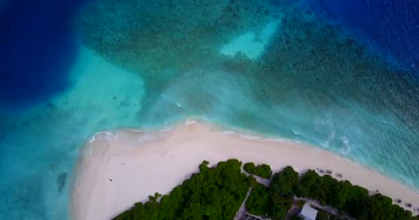 Widok Góry Egzotyczny Letniskowa Przezroczystą Wodą Piaszczystej Plaży Indonezja — Wideo stockowe