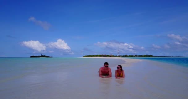 Hombre Mujer Jóvenes Yacían Costa Del Mar Tomando Sol Hermosa — Vídeos de Stock