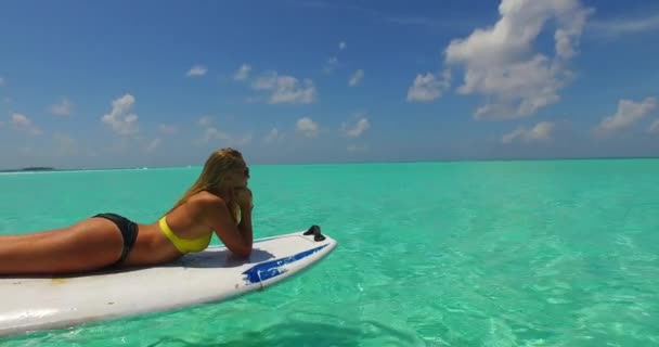 Vídeo Menina Atlética Tomando Banho Sol Prancha Surf Balançando Sobre — Vídeo de Stock