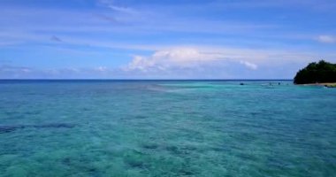 Tropikal adada mavi dalgalı deniz yüzeyi. Bali Doğal Sahnesi.