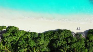 Yeşil tropikal ada boyunca canlı turkuaz deniz. Bora Bora 'nın güneşli doğası, Fransız Polinezyası. 