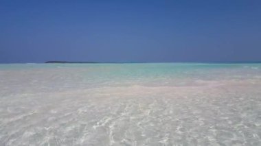 Şeffaf sığ su. Dominik Cumhuriyeti, Karayipler 'e yaz gezisi.