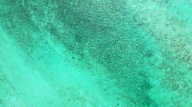 Turkuaz su ve beyaz sahil manzarası, Tayland yazı..