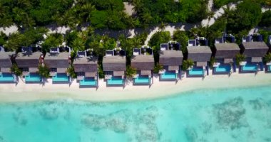 Endonezya, Bali 'de sakin bir lagün tarafından yıkanan beyaz kumsaldaki sahil tatil beldesi yakınlarında huzurlu tatiller..