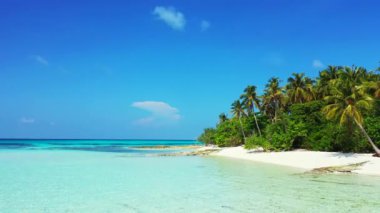 Adanın sakin kıyı bölgesi. Tayland yaz gezisi.