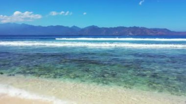 Arka planda dağlar olan deniz manzarası. Bali, Endonezya 'da egzotik tatil.