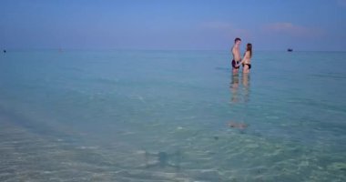 Tropik sahilde romantik bir çift.