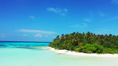 Turkuaz suyu olan sakin bir sahil. Dominik Cumhuriyeti, Karayipler 'de egzotik tatil. 