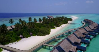 Deniz kıyısındaki bungalovların üst manzarası. Dominik Cumhuriyeti, Karayipler 'e yaz gezisi.