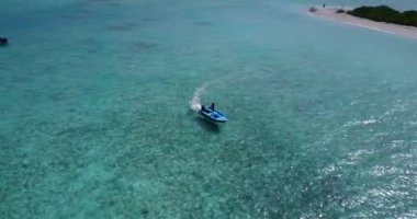 Turist teknesi denizde hareket ediyor. Tayland, Asya 'da yaz tatili.  