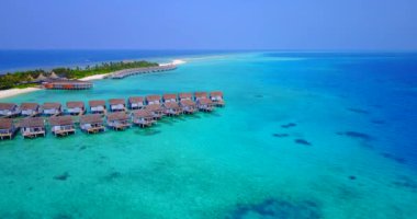 Sahil boyundaki bungalovlar. Barbados, Karayipler 'in tropik cenneti. 