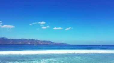 Dağlarla dolu canlı bir deniz manzarası. Endonezya, Bali 'nin tropik cenneti.