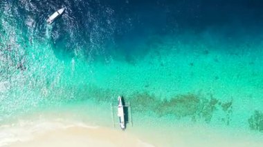 Gündüz adanın yakınında yüzen tekneler. Bali, Endonezya 'da egzotik tatil.