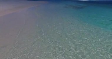 Sabahleyin sahilde şeffaf su. Filipinler, Asya 'da yaz tatili sahnesi. 