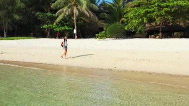 Sırt çantalı kadın turist tropik ada sahillerinde yürüyor, yaz tatili konsepti  