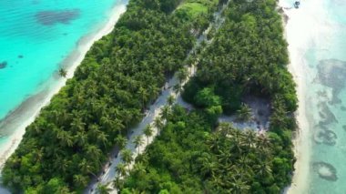 Turuoise denizindeki yeşil ada. Tayland, Asya 'da yaz tatili. 