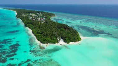 Canlı turkuaz deniz manzaralı. Dominik Cumhuriyeti, Karayipler 'de egzotik tatil.