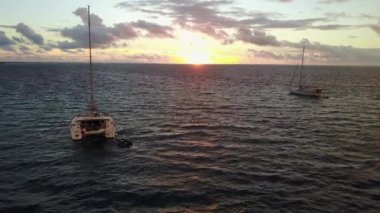 Akşam deniz manzarası. Bali 'nin tropikal doğası.