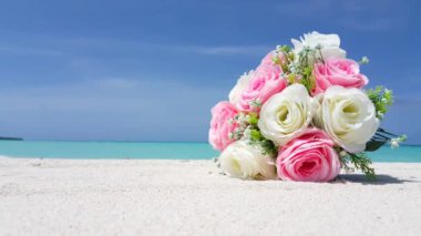 Plajda bir buket beyaz ve pembe gül ve fotokopi alanı. Maldivler 'in yaz manzarası. 