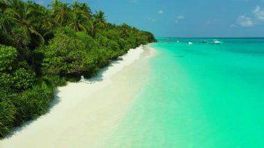 Ada sahilinde turkuaz deniz. Tayland 'da egzotik tatil. 