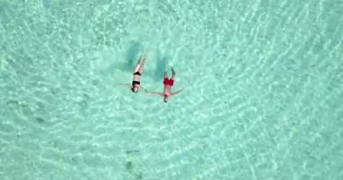 İki genç aşığın tropikal adada rahatlayıp tatillerinin tadını çıkardıkları bir video. 