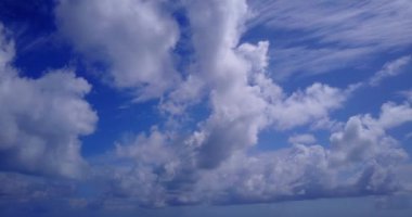 Beyaz lekeli bulutlu mavi gökyüzünün doğal arka planı. Dominik Cumhuriyeti, Karayipler 'de egzotik tatil. 