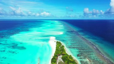 Yazın deniz kenarında gündüz vakti. Bali 'de deniz manzarası.