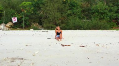 Tropikal kumsalda güzel bir kadın 