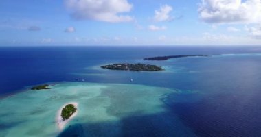Yeşil adanın mavi ve turkuaz deniz manzarası. Maldivler 'e tropik egzotik yolculuk.