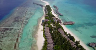 Su bungalovları olan inanılmaz yeşil bir tatil adası. Güney Pasifik 'teki Cook Adaları' nda yaz tatili.