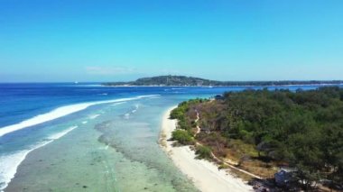 Sabahın erken saatlerinde dalgaların dalgalandığı sahil bölgesi. Fiji, Okyanusya 'nın doğal manzarası.