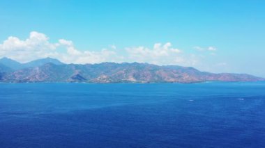 Okyanus ve tropik ada, görüntüler havadan.