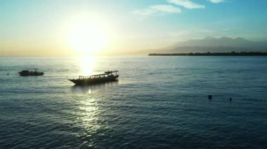 Deniz kenarında gün batımı zamanı. Endonezya, Bali 'de tropikal tatilin tadını çıkarıyorum..