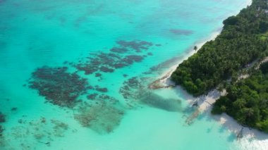 Turkuaz deniz kenarı yaz günü. Endonezya, Bali 'de tatil sezonu.