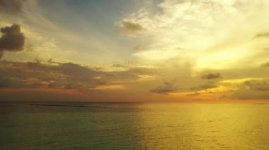 Deniz kenarında gün batımı. Bali 'deki deniz sahnesi.