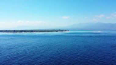 Adanın etrafındaki canlı deniz. Bali 'nin tropikal doğası.
