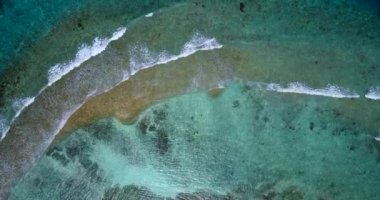 Filipinler, Asya 'daki Boracay egzotik adasında açık mavi okyanus dalgalarını yukarıdan izleyin.