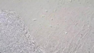 Şeffaf dalgalarla deniz kıyısına yakın görüş. Bali 'de Tatil.