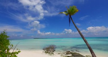 Adanın etrafındaki parlak turkuaz deniz. Endonezya, Bali 'de yaz tatili.  