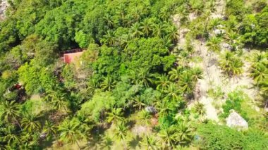 Yeşil ağaçların arasında konforlu binaları olan bir yazlık. Bali 'de deniz manzarası. 